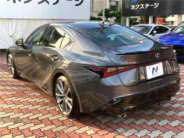 2021 Lexus IS photo 10