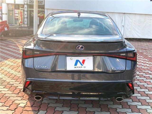 2021 Lexus IS photo 9