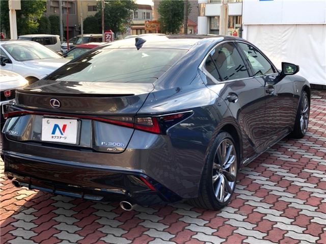 2021 Lexus IS photo 8