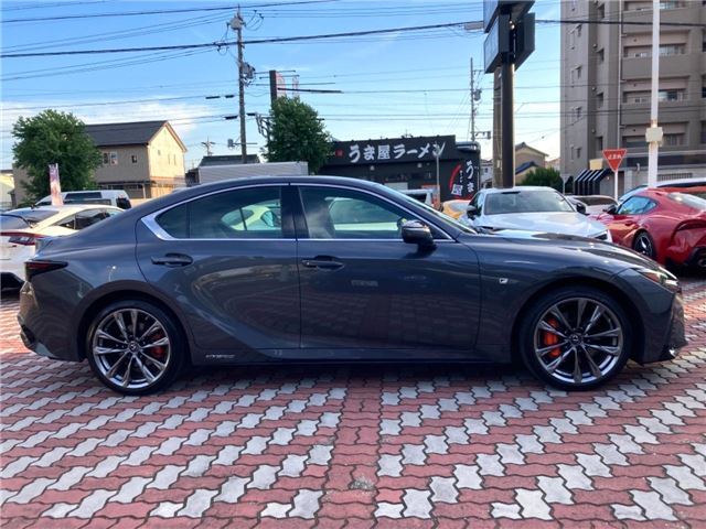 2021 Lexus IS photo 7