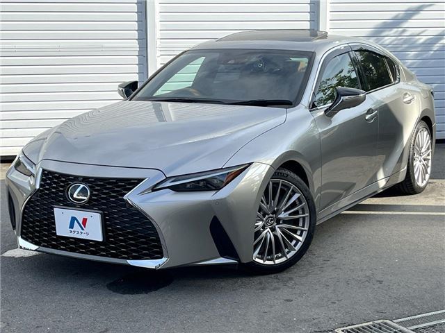 2021 Lexus IS photo 1