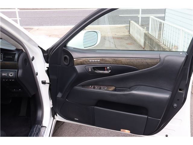 2010 Lexus LS photo 10