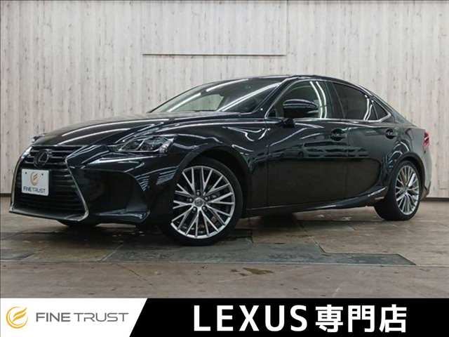 2017 Lexus IS photo 1