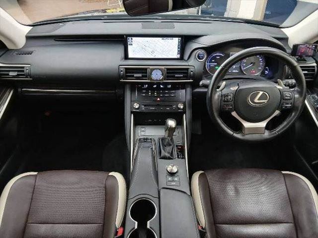 2017 Lexus IS photo 3