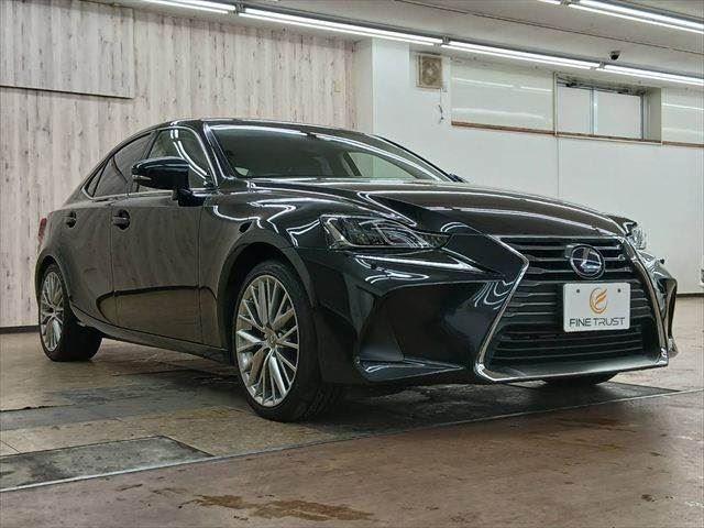 2017 Lexus IS — миниатюра 14