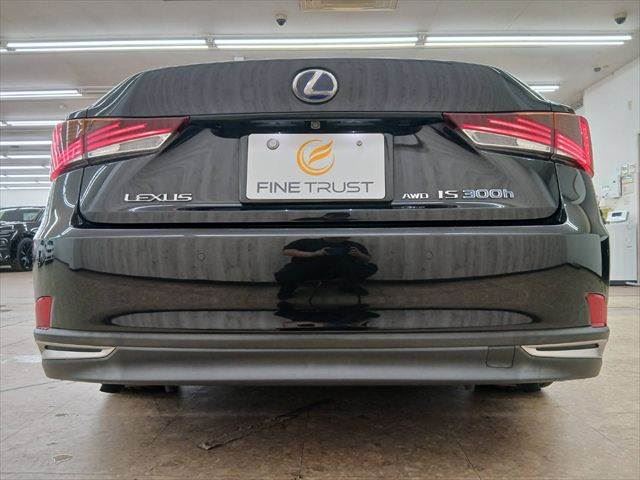 2017 Lexus IS — миниатюра 16