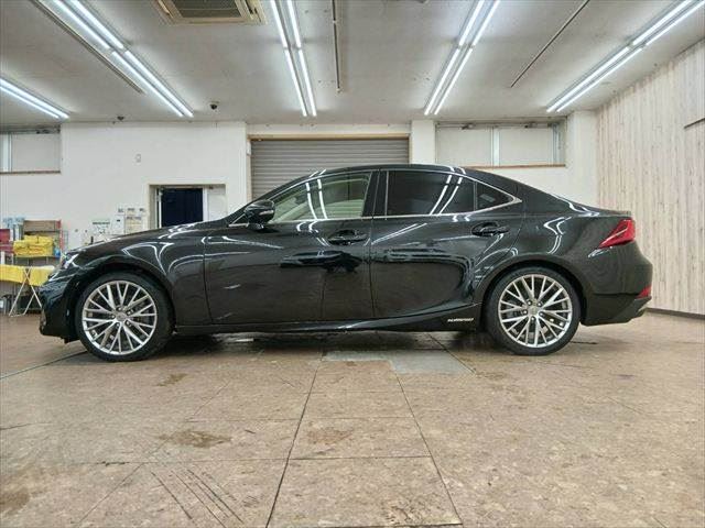 2017 Lexus IS — миниатюра 18