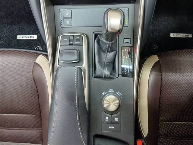 2017 Lexus IS — миниатюра 32