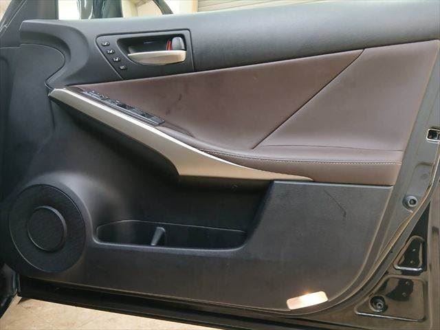 2017 Lexus IS — миниатюра 47