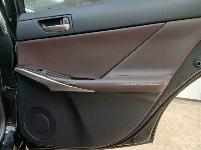 2017 Lexus IS — миниатюра 50