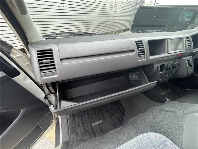 2005 Toyota HIACE — миниатюра 16