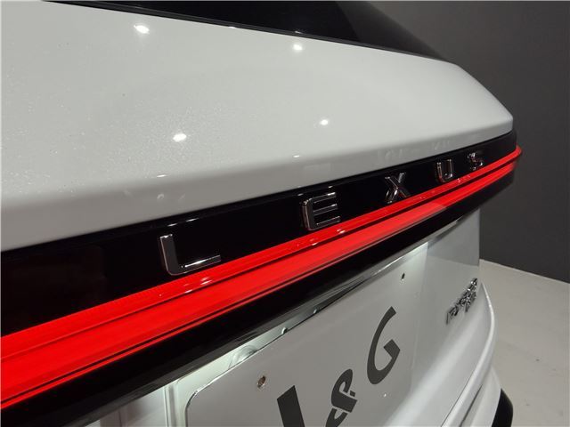 صورة 8 لـ 2025 Lexus RX