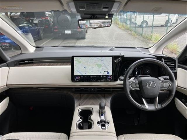 2025 Lexus LM photo 3
