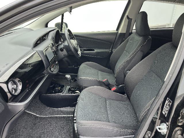2017 Toyota VITZ — фото 10