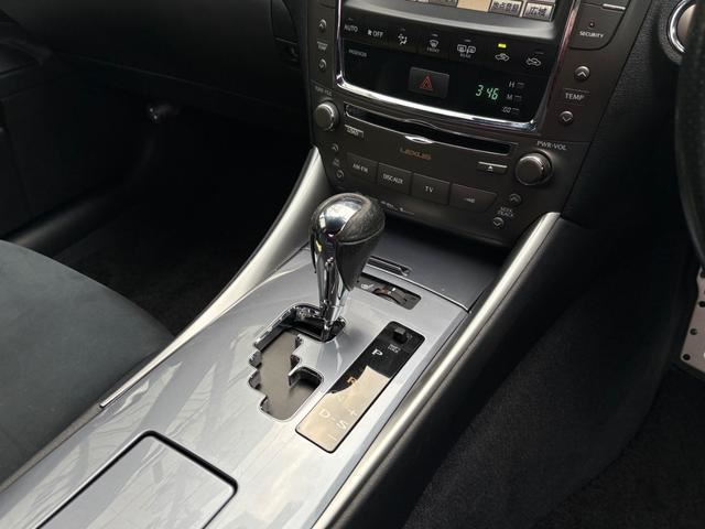 2010 Lexus IS — миниатюра 30