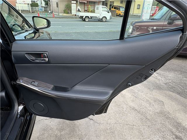 2013 Lexus IS — миниатюра 16