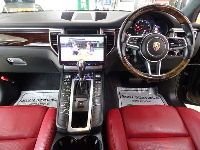 2016 Porsche MACAN photo 2