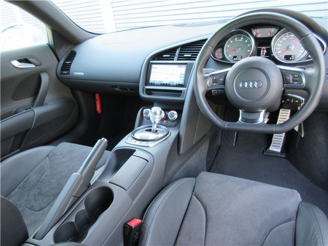 2012 AUDI R8 — миниатюра 18