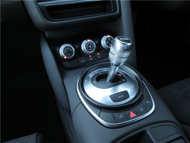 2012 AUDI R8 — миниатюра 24