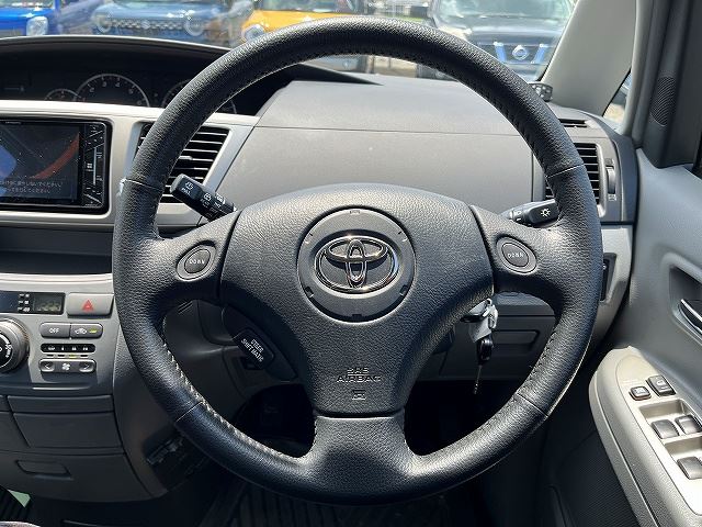 2005 Toyota VOXY — миниатюра 14