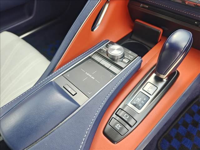 2017 Lexus LC — миниатюра 18