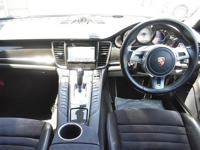 2015 Porsche PANAMERA 缩略图 3