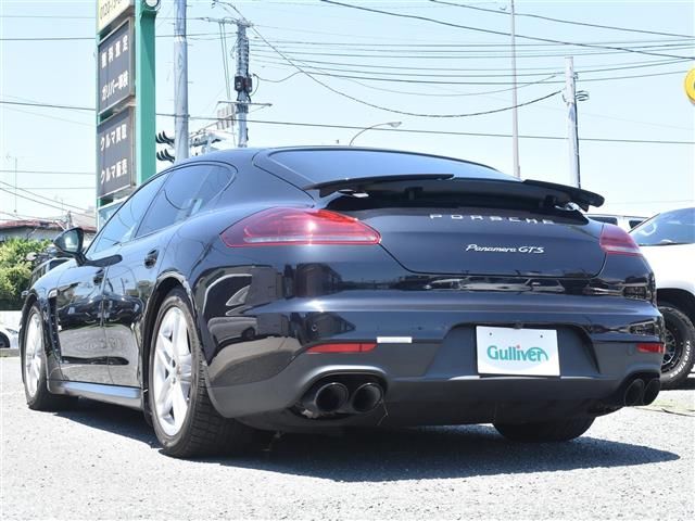 2015 Porsche PANAMERA 缩略图 2