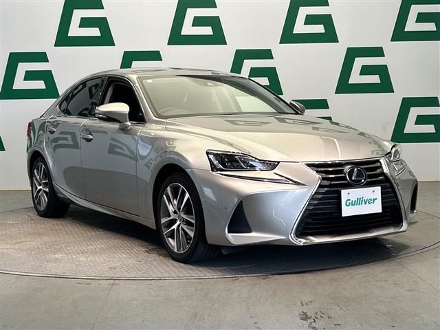 2019 Lexus IS photo 1