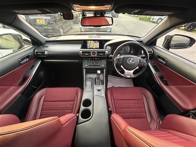 2016 Lexus IS photo 3