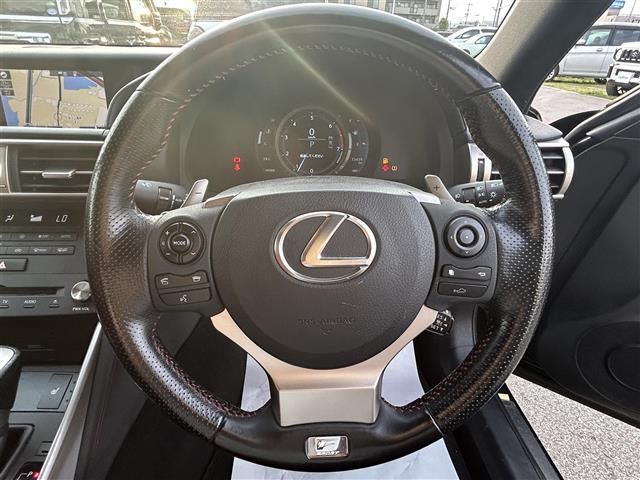 2016 Lexus IS photo 9