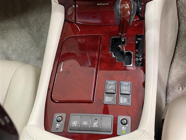 2011 Lexus LS photo 9