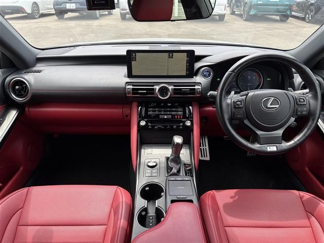 2021 Lexus IS photo 3