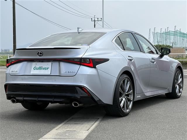 2021 Lexus IS photo 2