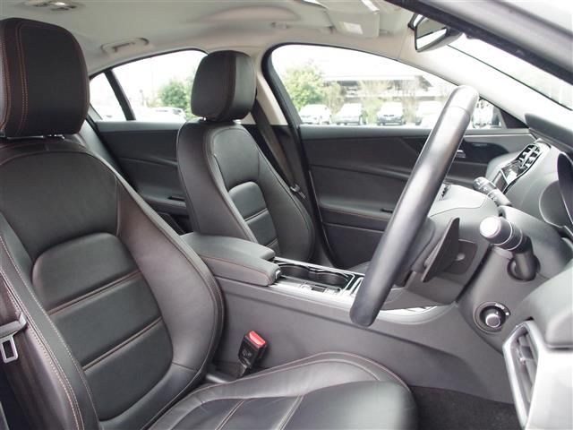 2015 Jaguar XE — миниатюра 23