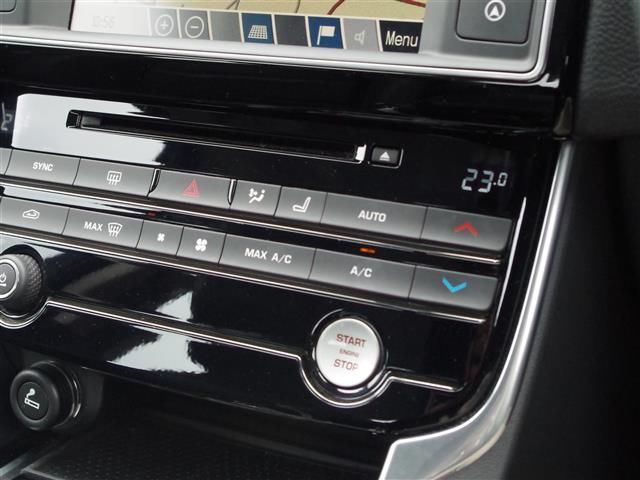 2015 Jaguar XE — миниатюра 15