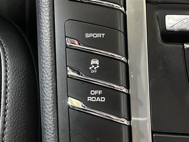 2021 Porsche MACAN photo 9