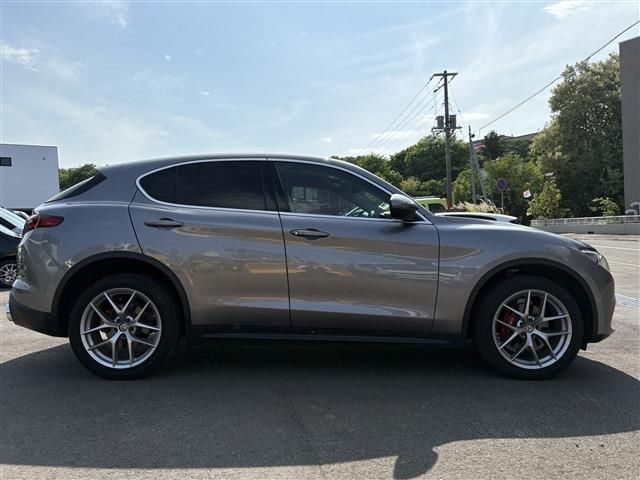 صورة 4 لـ 2018 ALFA Romeo STELVIO