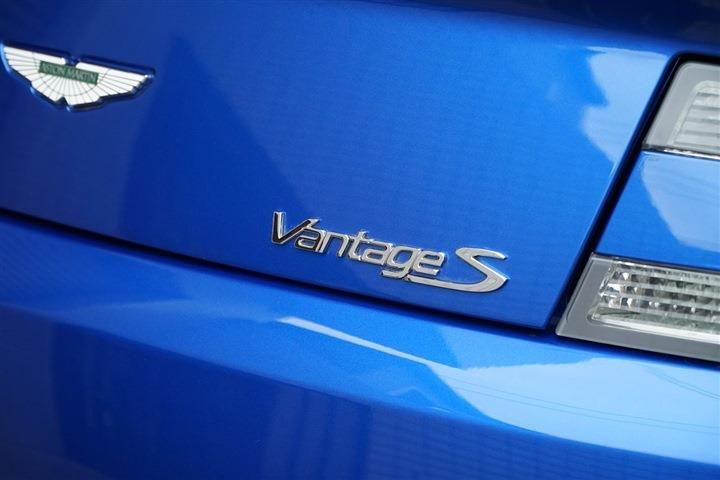 2011 Aston Martin V8 — миниатюра 21