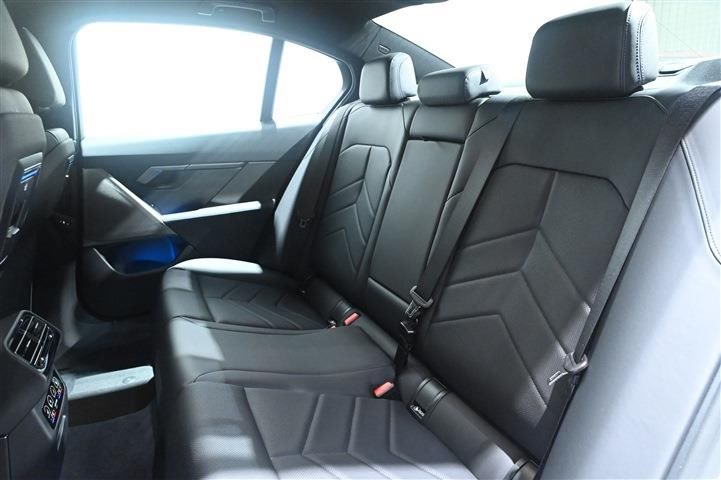 2025 BMW 5 SERIES — миниатюра 19