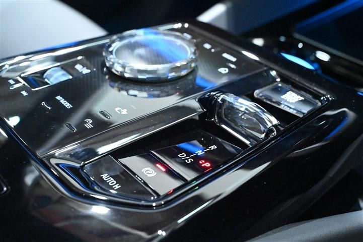 2025 BMW 5 SERIES — миниатюра 15