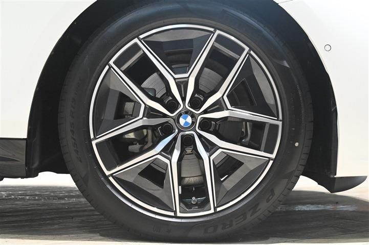 2025 BMW 5 SERIES — фото 9