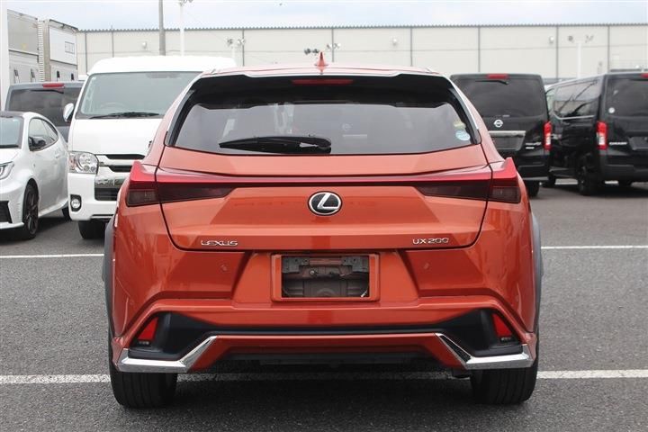 صورة 10 لـ 2018 Lexus UX