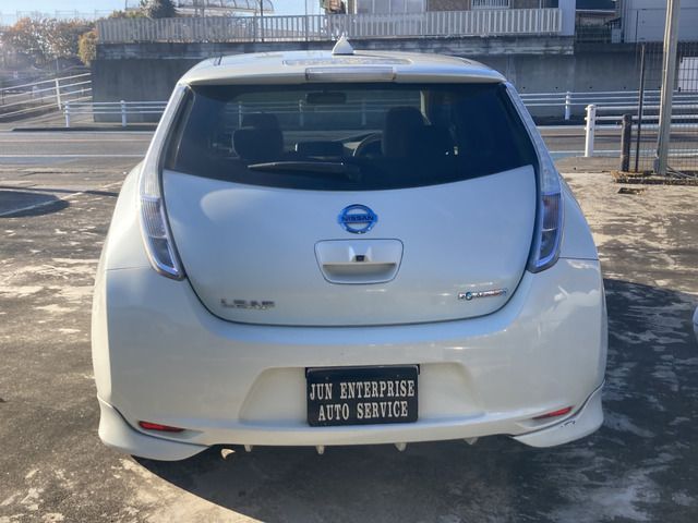 2011 Nissan LEAF — миниатюра 6