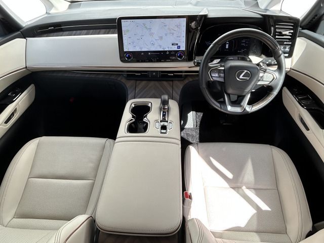2024 Lexus LM photo 2