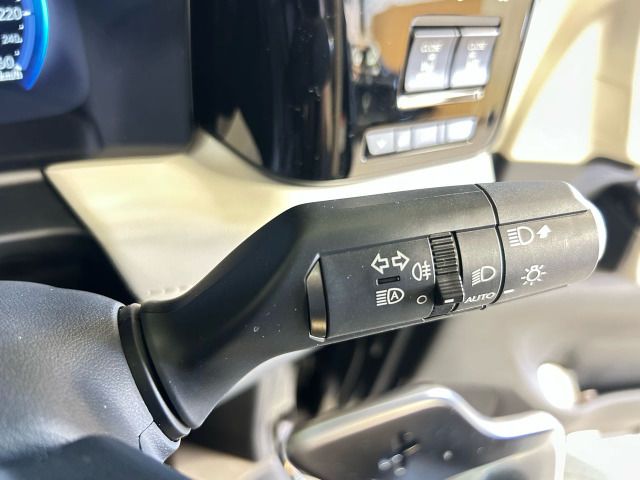 2025 Lexus LM thumbnail 18