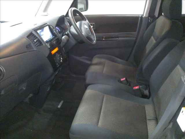 2010 Nissan ROOX — миниатюра 3
