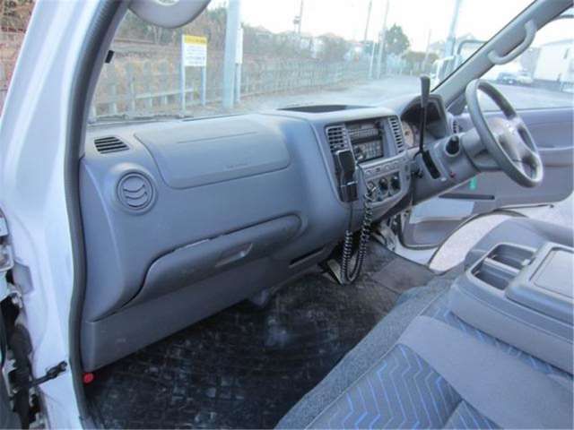 2003 Nissan CARAVAN — миниатюра 17