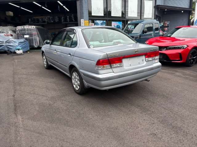 2000 Nissan SUNNY 照片 8