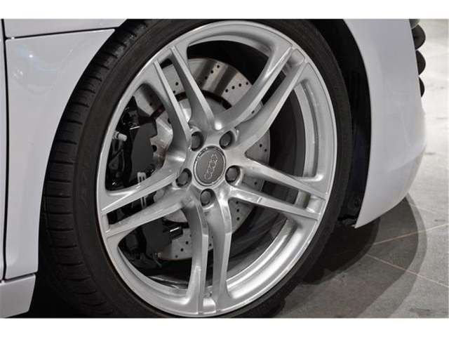 صورة مصغرة 30 لـ 2011 AUDI R8