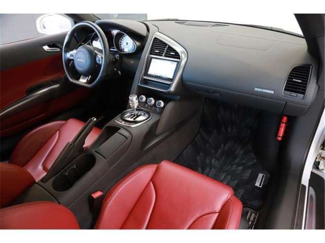 صورة 8 لـ 2011 AUDI R8